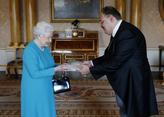 Azerbaijani envoy presents credentials to Queen Elizabeth II
