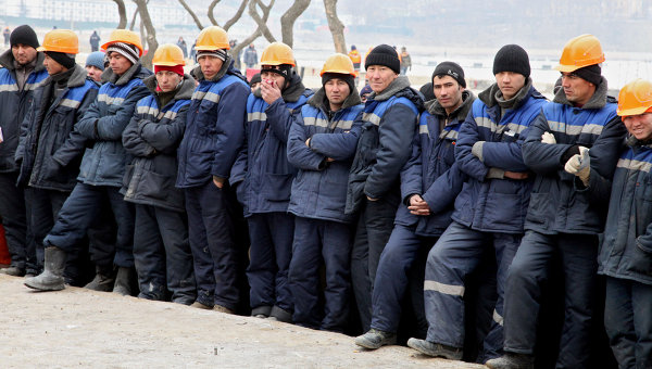 Tajik workers in Russia reduce remittances