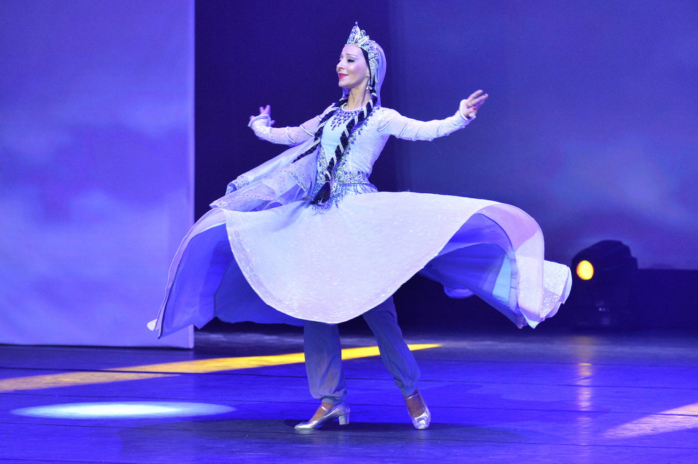 Tarana Muradova delights fans with aerial dance