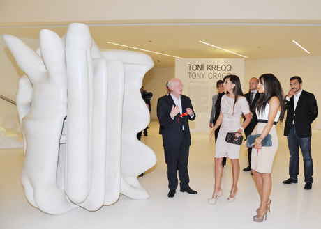 First Lady attends British sculptor’s exhibition