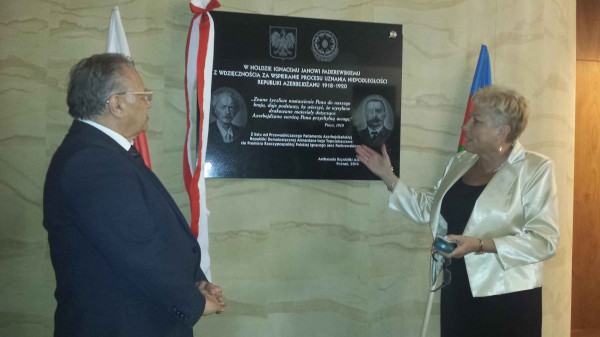 Poznan opens bas-relief to Azerbaijani official