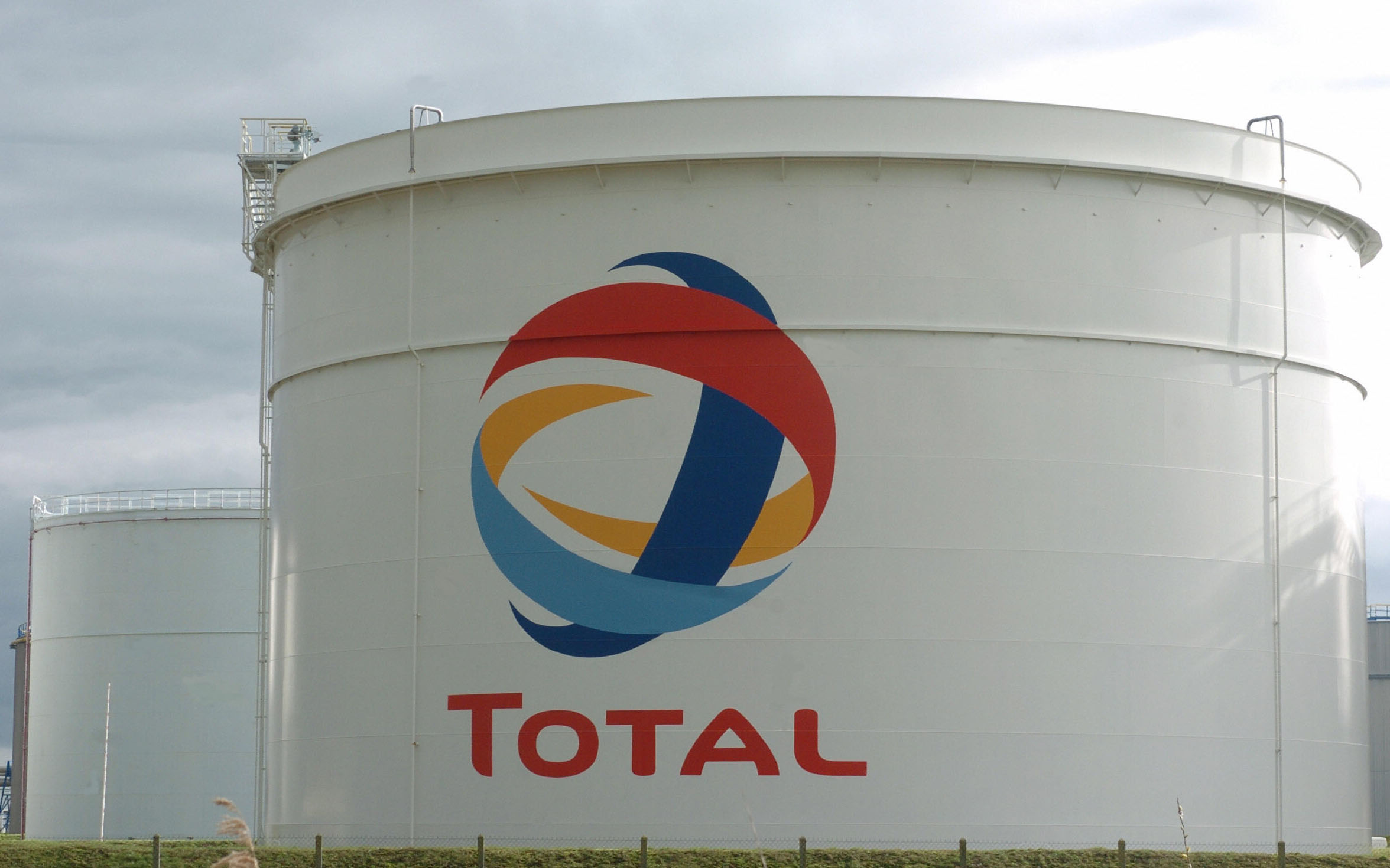 Europe oil giants Total, Eni gain edge as euro slump cuts costs
