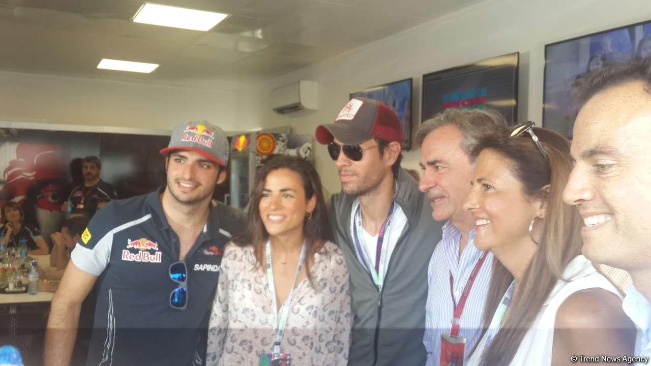 Enrique Iglesias visits pit boxes of teams participating in F1 Grand Prix of Europe in Baku PHOTO