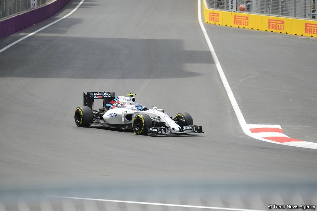 Lewis Hamilton tops F1 First Practice Session in Baku