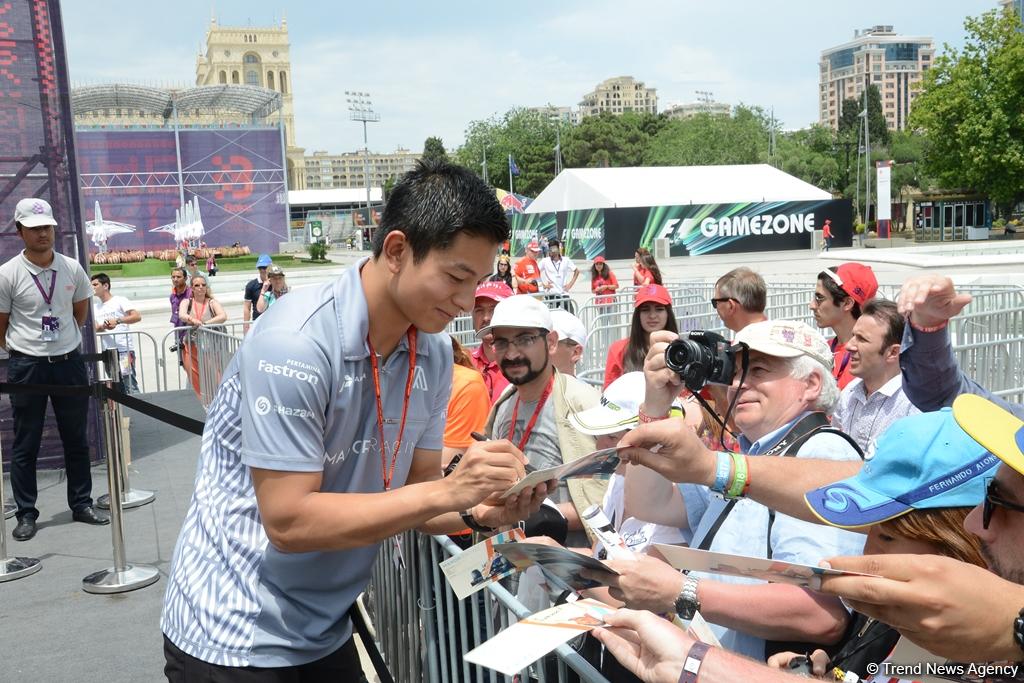F1 autograph session by Manor’s Haryanto in Baku PHOTO