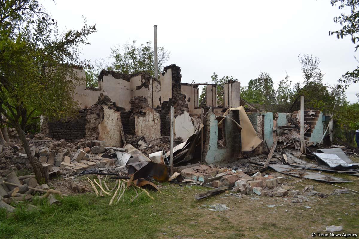 Diplomats view Azerbaijani houses shelled by Armenians