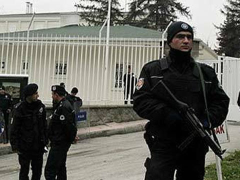 Turkish police conduct operation to arrest pilots