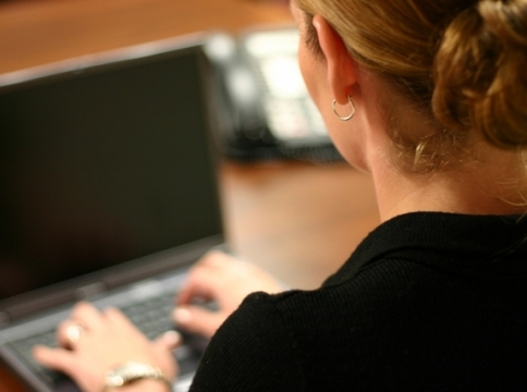 17 pct of women use Internet, poll finds