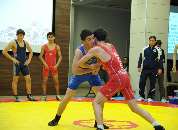 Baku 2015 hosts wrestling demonstration