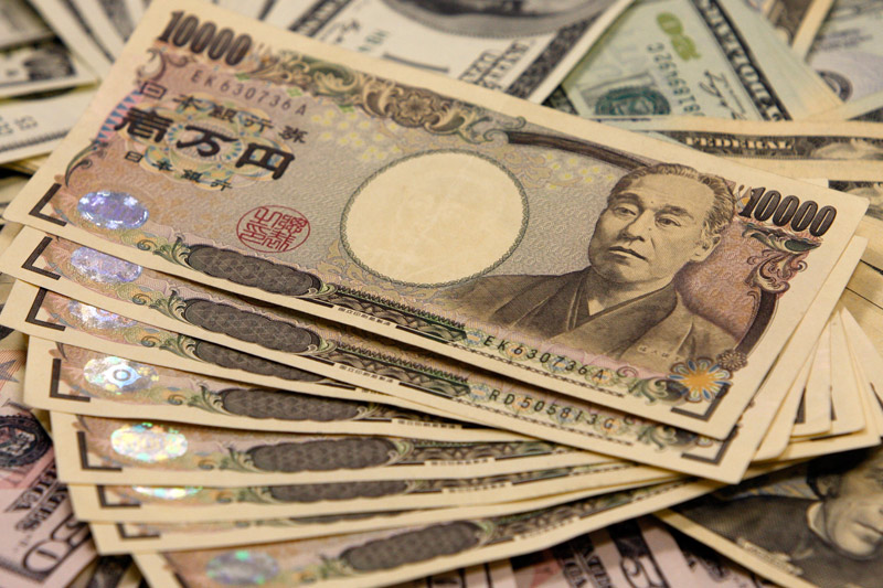 Yen reaches four-week high as commodity drop boosts haven demand