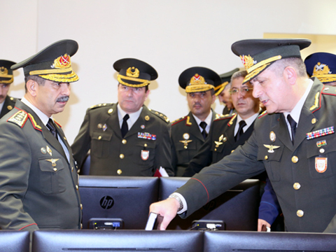 Defense Minister visits center of war games