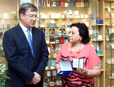 Rossotrudnichestvo awards Baku Miniature Books Museum’s head