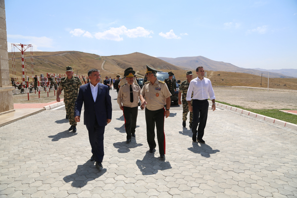 Defense ministers visit military unit in Nakhchivan
